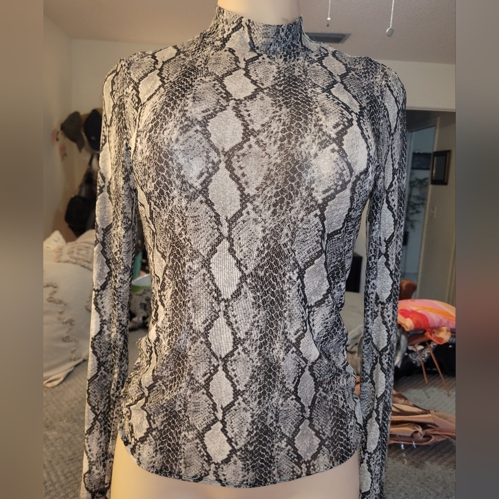Eye Candy Monochrome Patterned Top Size M - Picture 2 of 9
